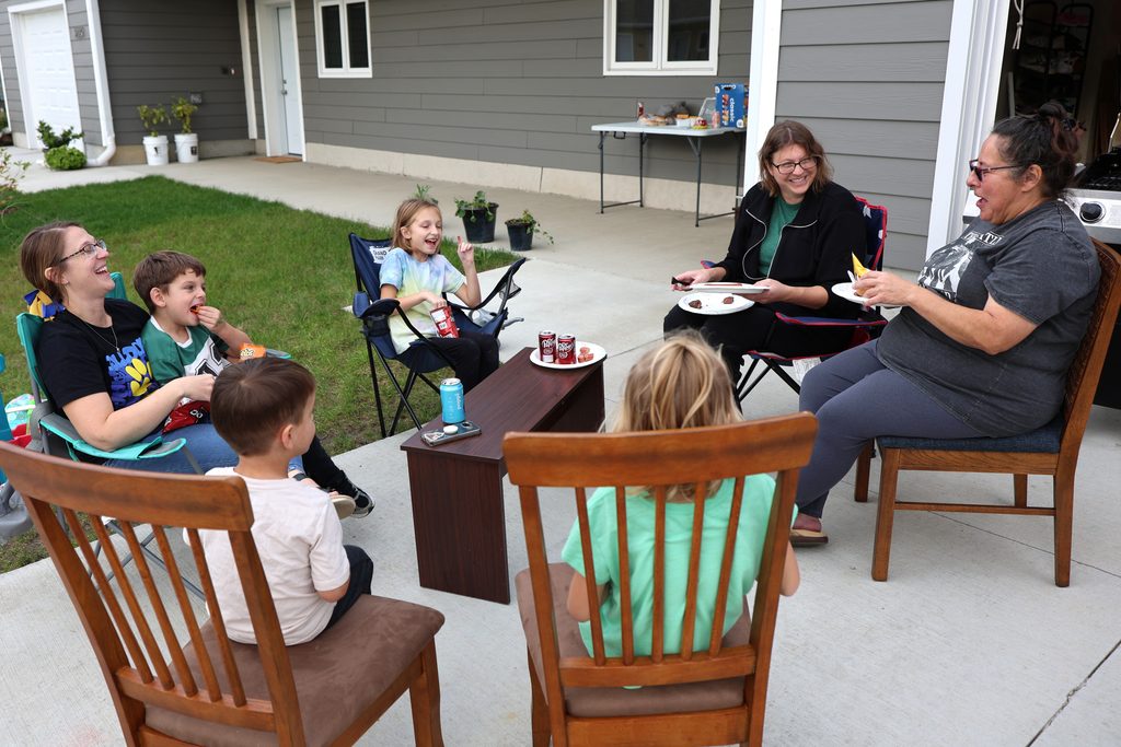 Dalonda and her daughters enjoy a meal with neighbors